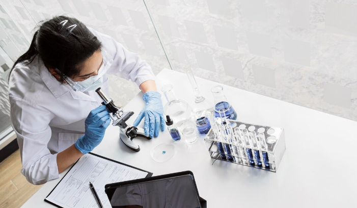 Una veterinaria analiza en el microscopio unas muestras