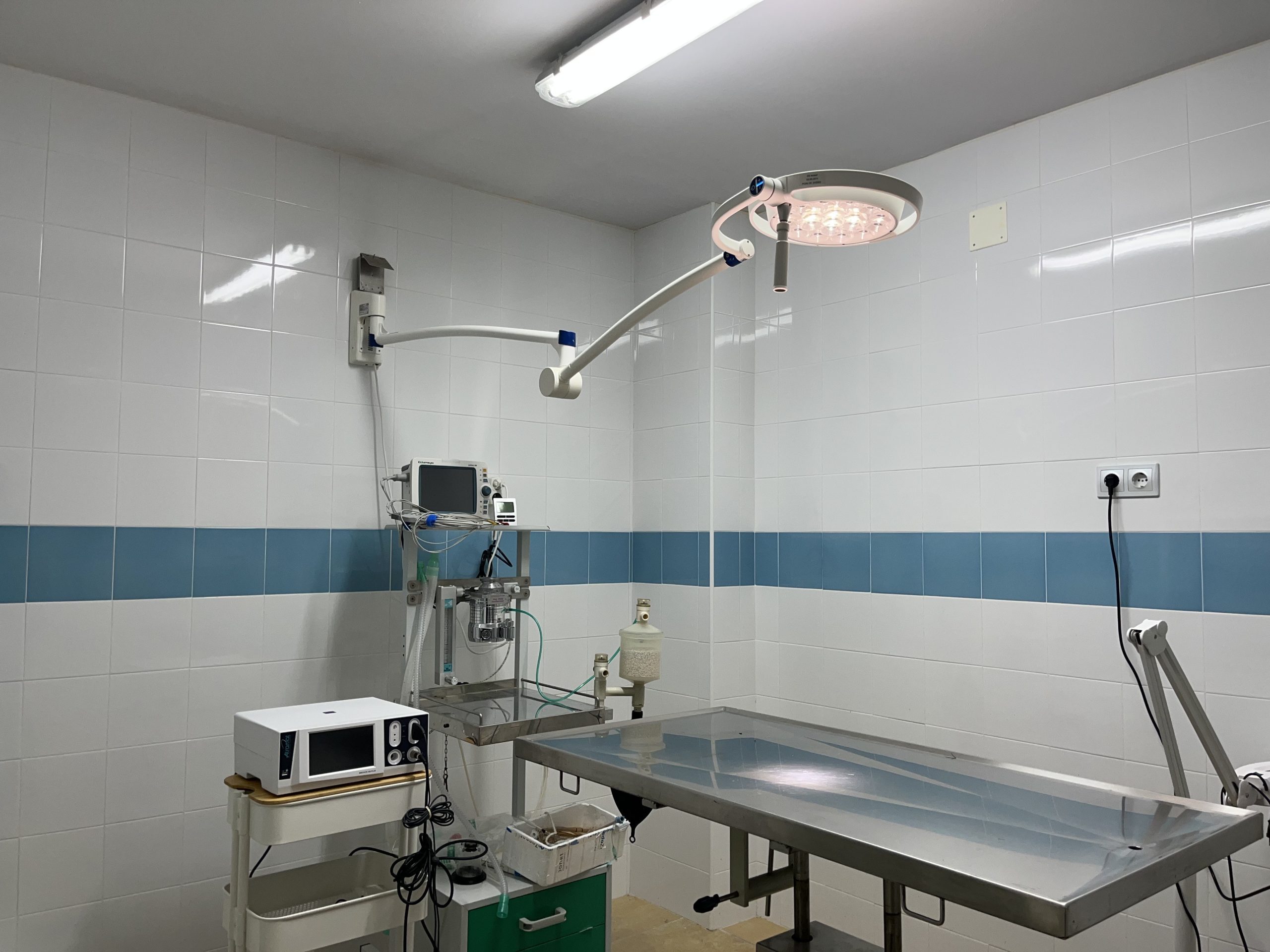 Fotografía de la mesa de examen de la Clinica León